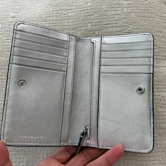 Tory Burch Fleming Medium Metallic Slim Wallet Silver Quilted Leather Wallet - Picture 15 of 17